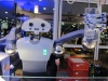 Eine Erfrischung gefällig? Roboter Holli vom Forschungszentrums Informatik FZI schenkt an der Bar aus