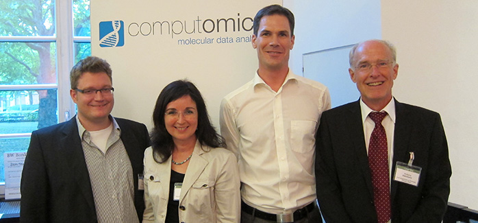 Christine Decker und Wolfgang Kleinmann mit den glücklichen Gewinnern des CyberOne Hightech-Award 2014 Sebastian Schultheiß und Tobias Dezulian.