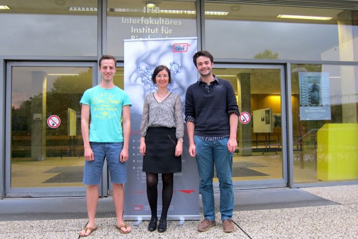BU: Christian Maas, Christine Decker und Benjamin Schröder, Sprecher des jGBM vor dem Interfakultären Institut für Biochemie, IFIB